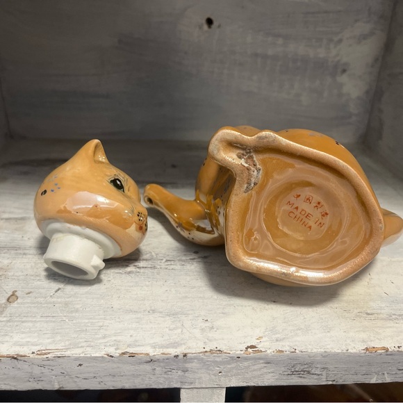 Vintage whimsical Cat-Shaped Teapot - Orange/Peach and Blue - Picture 10 of 11